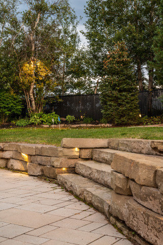 Stone retaining wall