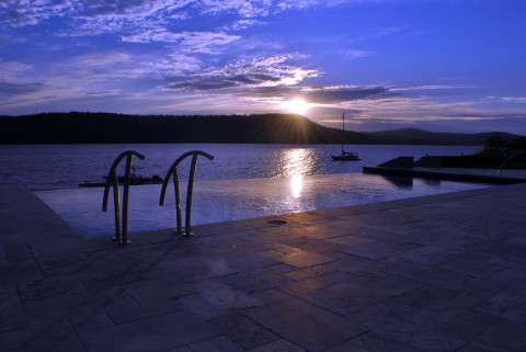 Vanishing edge pool