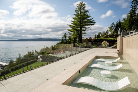 Lounge pool