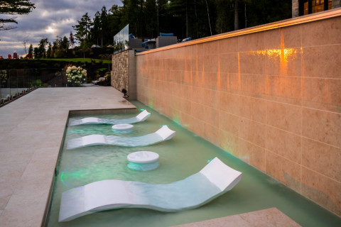 Lounge pool